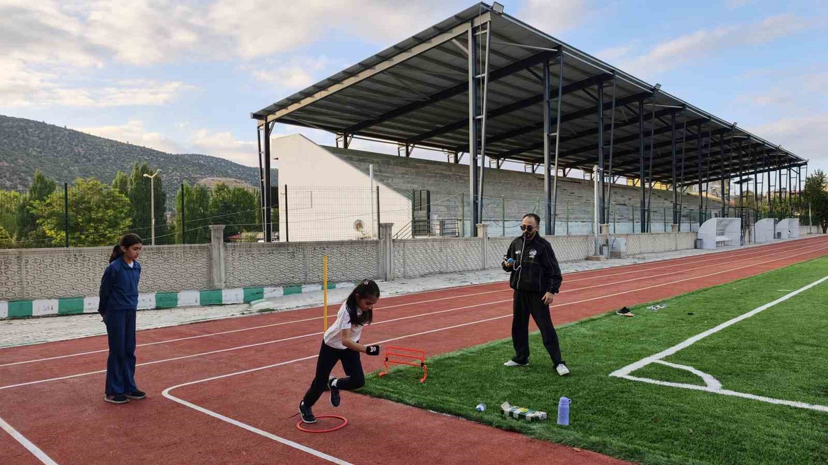 Konya Bozkır\'da gönüllü atletizmde çocuklar 60 metrede birincilik kazandı