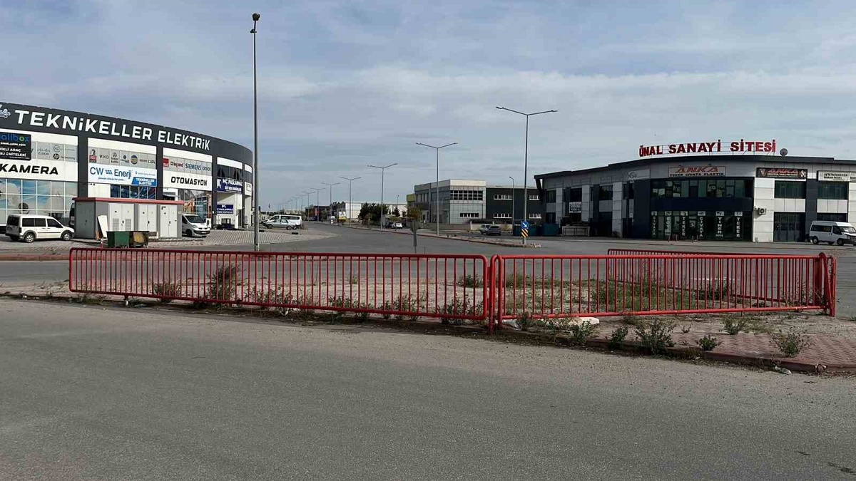 Konya Karatay\'da iki otomobil çarpıştı, kaza anı kameraya yansıdı; 1 kişi yaralandı.