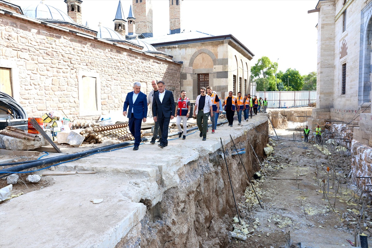 Sultan Selim Camii\'ndeki restorasyonu Konya Valisi Akın yerinde inceledi