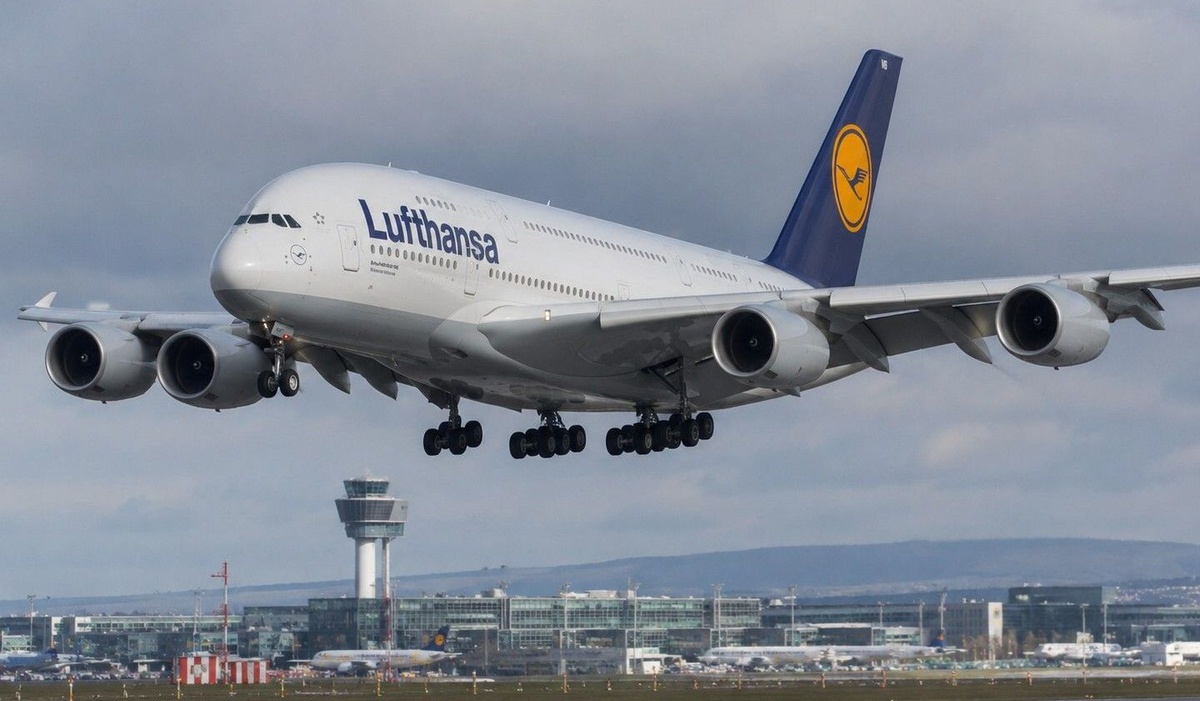 Koku nedeniyle Manchester\'a acil inen Lufthansa uçağından 371 kişi tahliye edildi