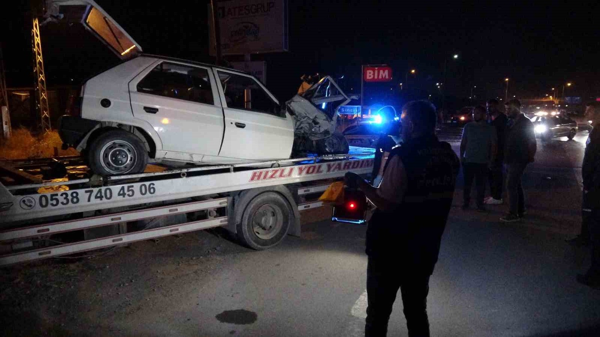 Malatya\'da ikiye bölünen otomobilin sürücüsü hastanede can verdi, 3 kişi yaralandı