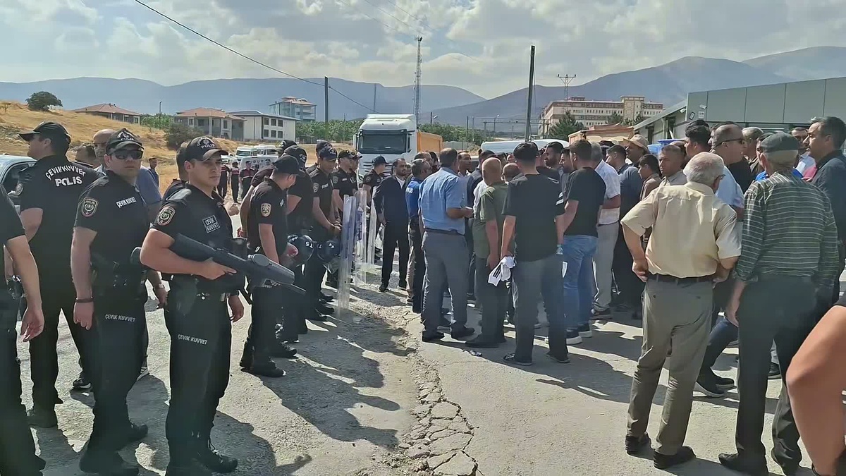 Malatya\'da kazada ölen Mikail Akkuş için trafik ışığı talebiyle eylem yapıldı