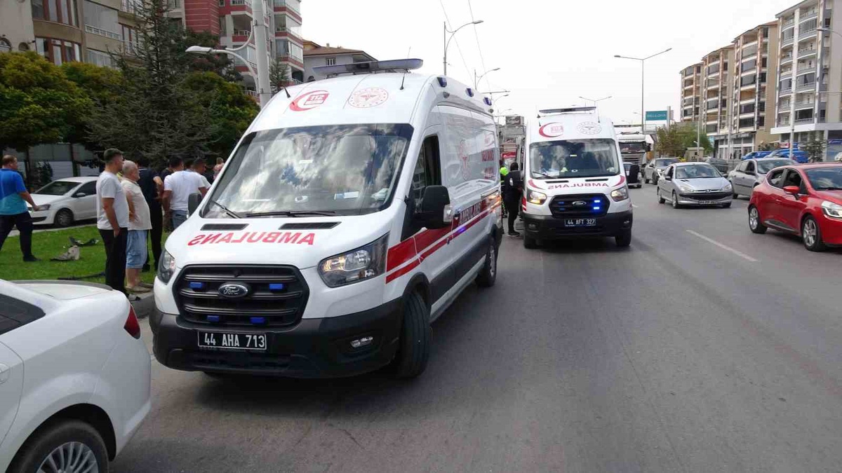 Malatya\'da otomobil trambüs direğine çarptı, 2\'si çocuk 4 kişi yaralandı