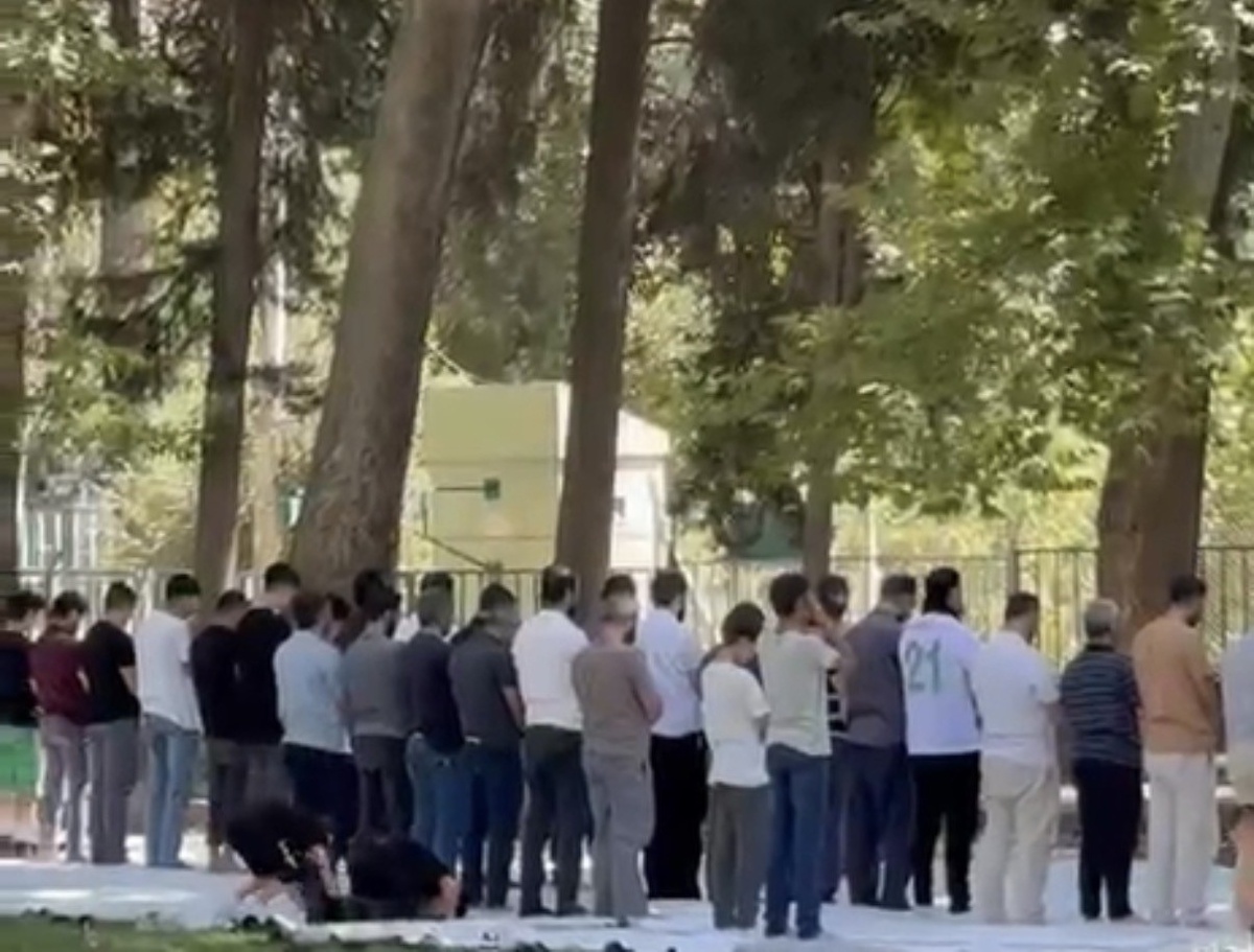 Mardin Nusaybin\'de piknikçiler DSİ Barajı kıyısında cemaatle öğle namazı kıldı