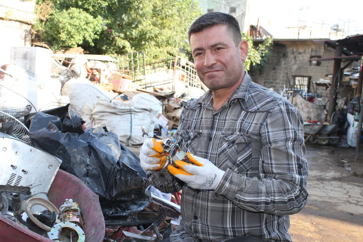 Hatay Reyhanlı\'da sanatçı 50 bin parça atıkla Büyük İskender heykelini tamamladı