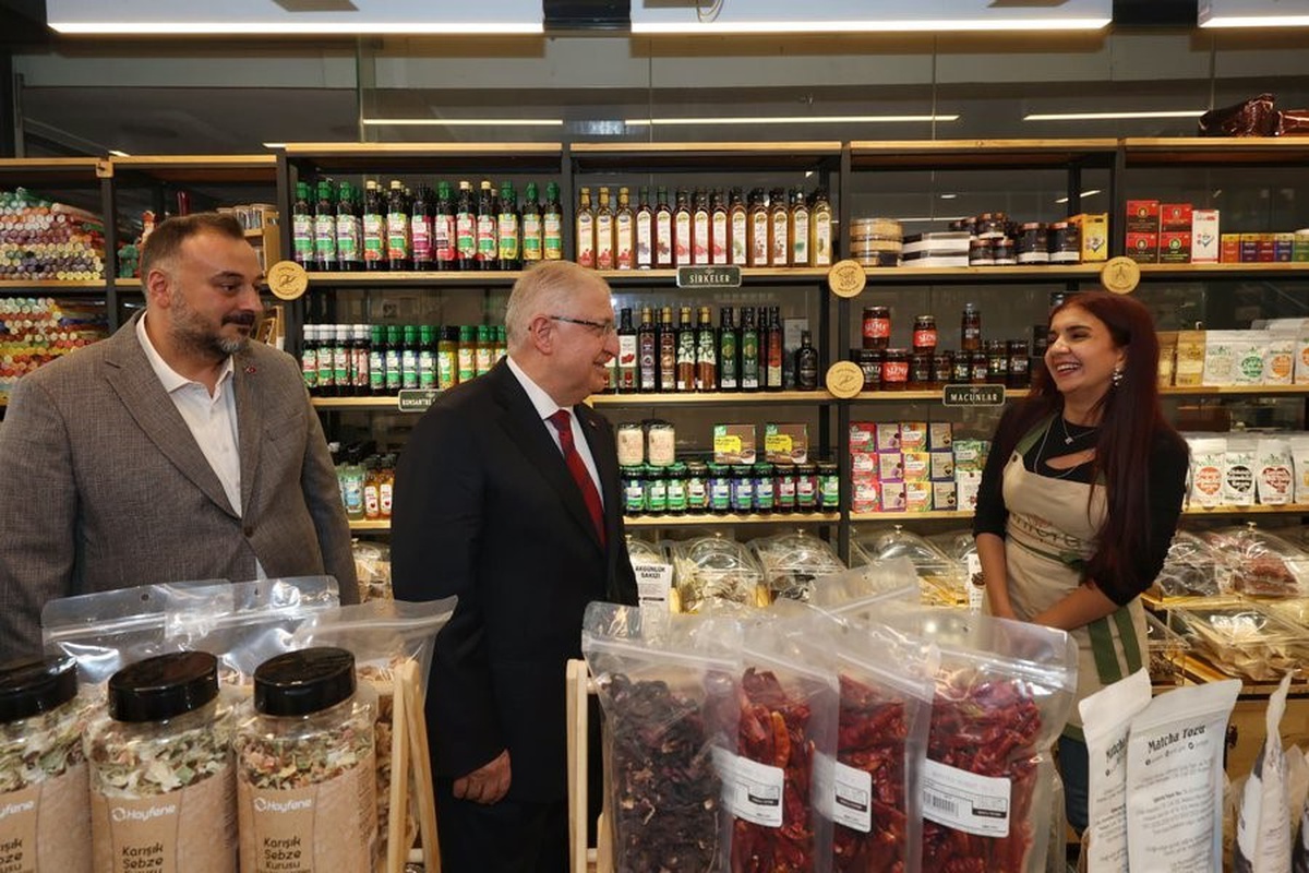 Milli Savunma Bakanı Güler, İstanbul Maltepe esnafına hayırlı kazanç diledi