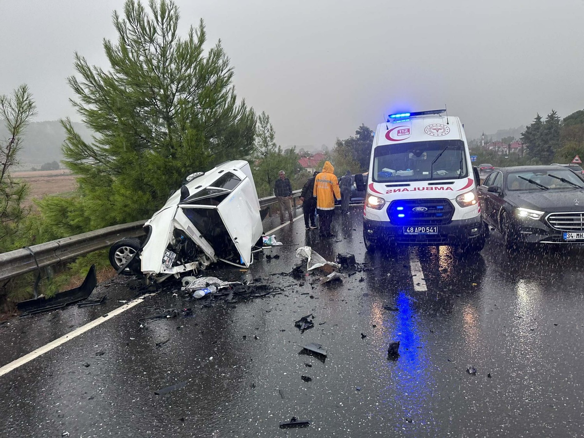 Muğla Ula\'da iki otomobilin çarpıştığı kazada Sefa Çetin (62) öldü, 2 yaralı var