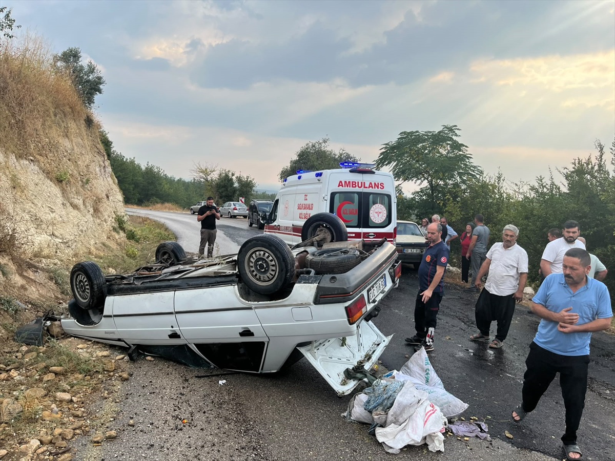 Osmaniye Kadirli Harkaçtığı\'nda devrilen otomobildeki 2 yaralı hastaneye kaldırıldı