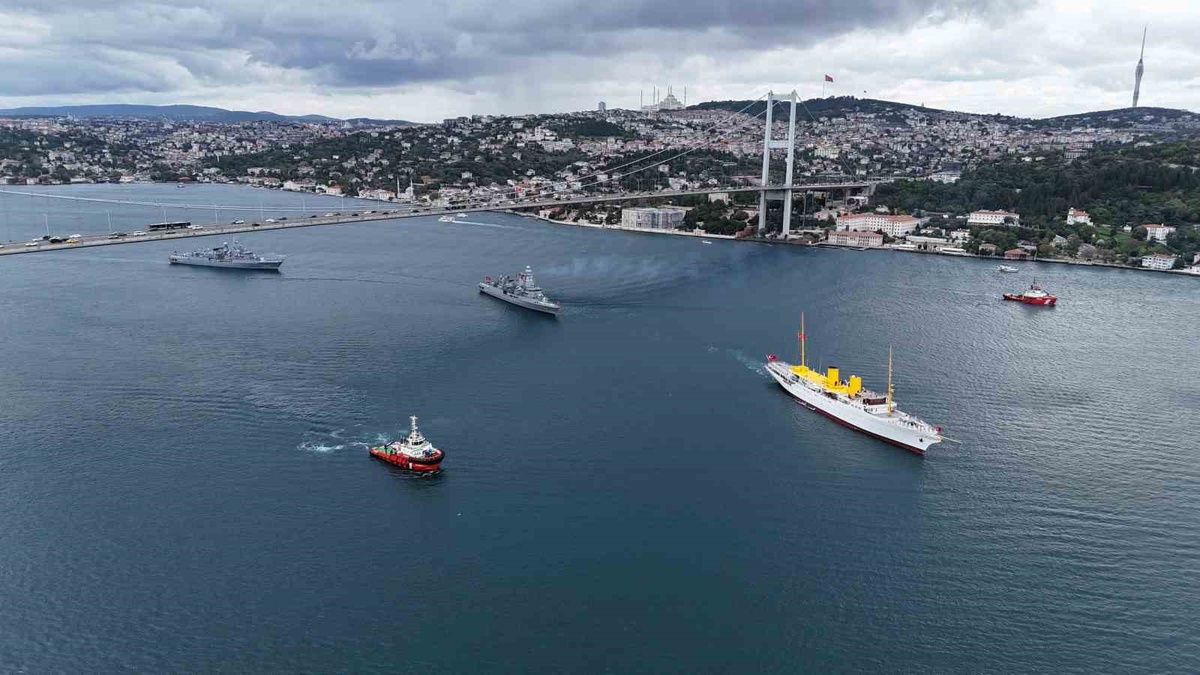Deniz Kuvvetleri Günü dolayısıyla İstanbul Boğazı\'nda 15 gemi geçit töreni yaptı