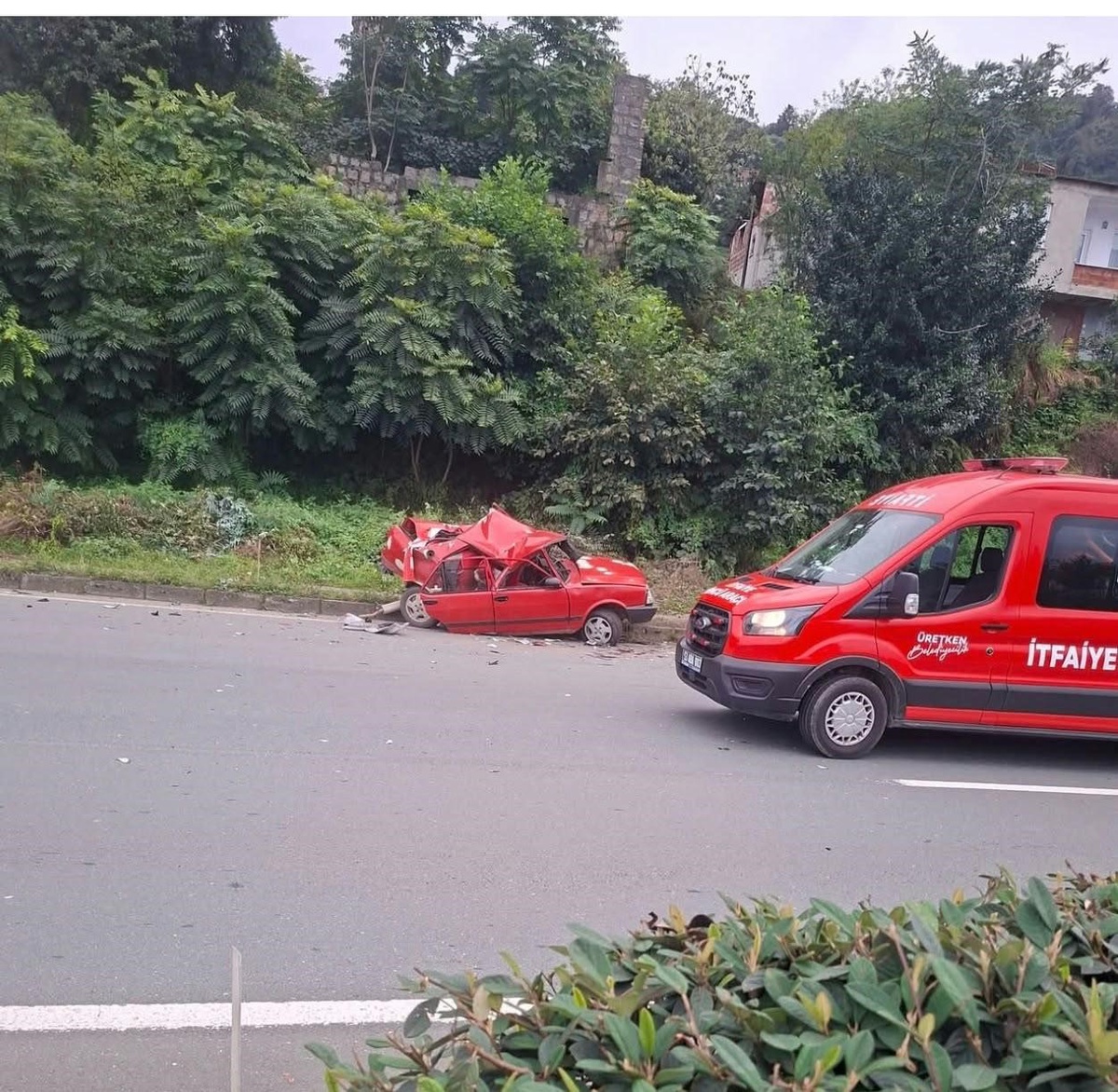 Rize Çayeli\'de sağa çekilmek istenen otomobile tır çarptı, 1\'i ağır 2 kişi yaralandı