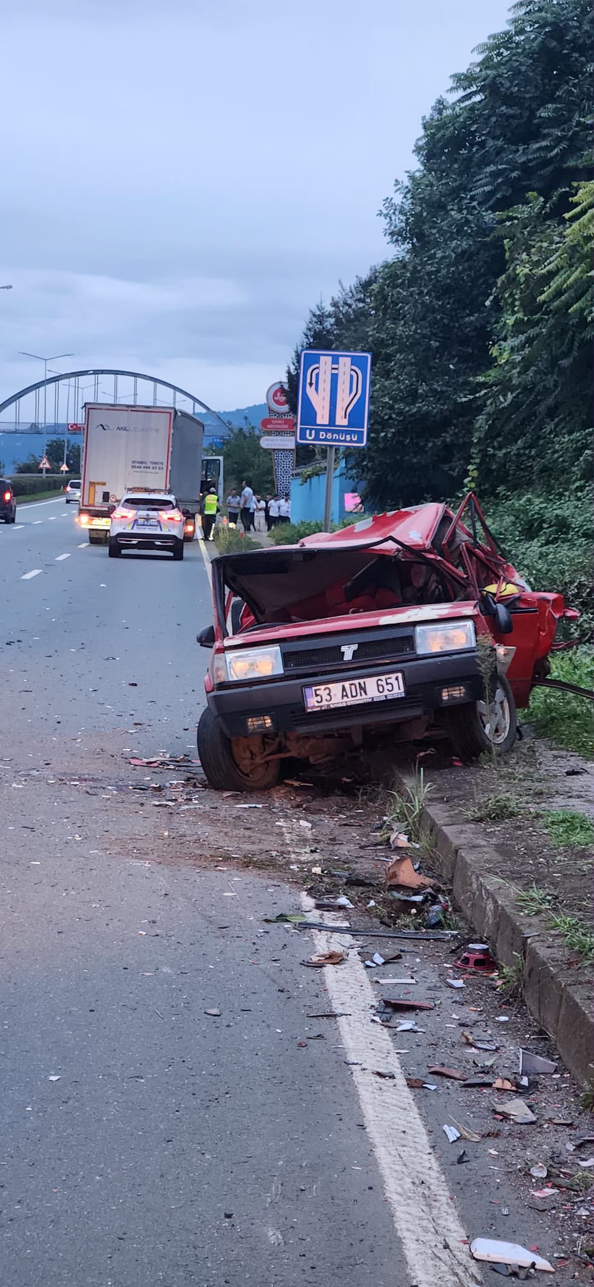 Karadeniz Sahil Yolu\'nda duman çıkaran otomobile TIR çarptı, sürücünün durumu ciddi