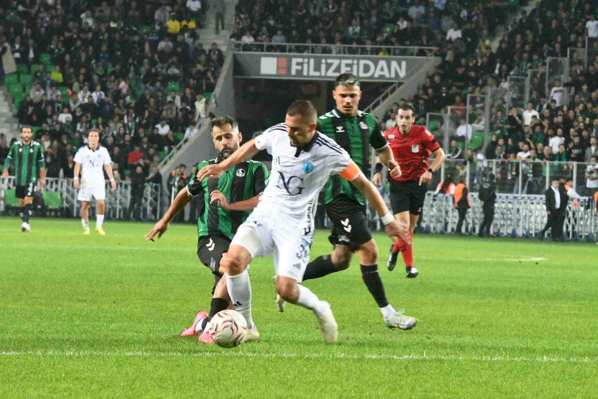 Berk İsmail Ünsal\'ın iki golüyle Sakaryaspor, Kütahya Futbol Spor Kulübü\'nü 2-0 yendi