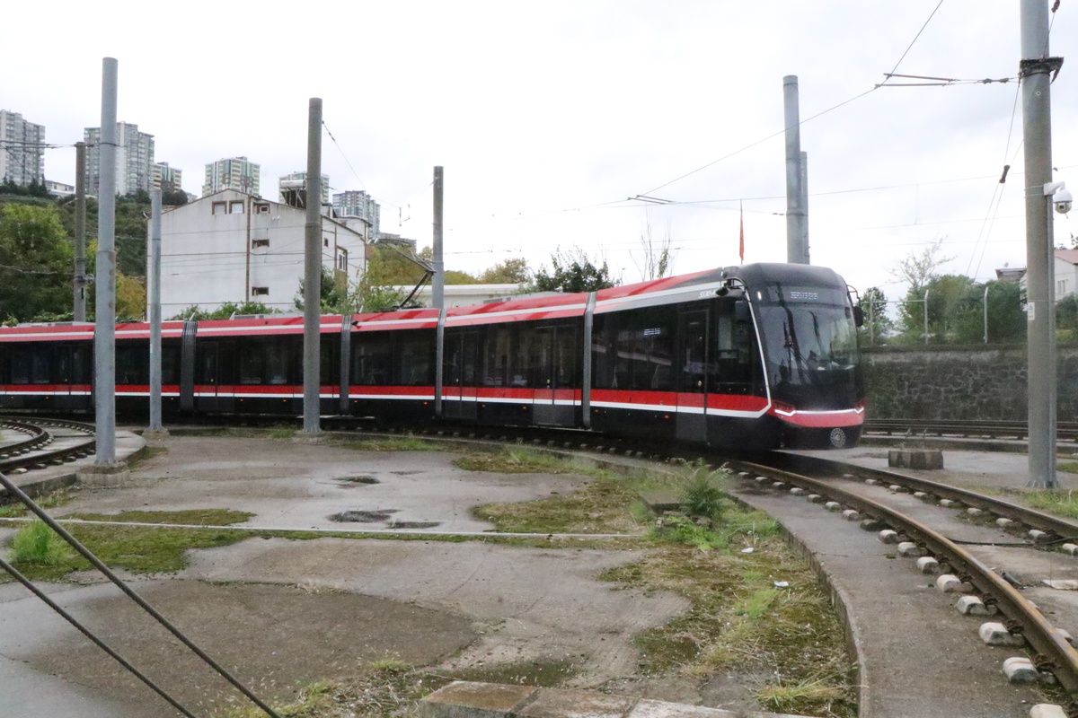 Yerlilik oranı yüzde 74 olan 3\'üncü yeni tramvay Samsun\'a ulaştı, montaj sürüyor