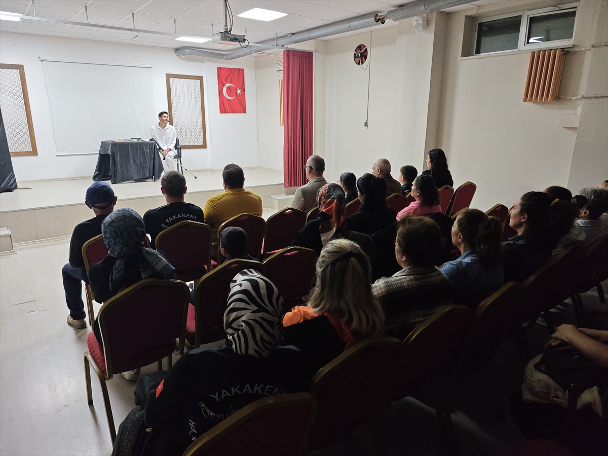 Hakan Akbaş, 3 yıl süren kemoterapide yazdığı oyunu sahneye taşıyor