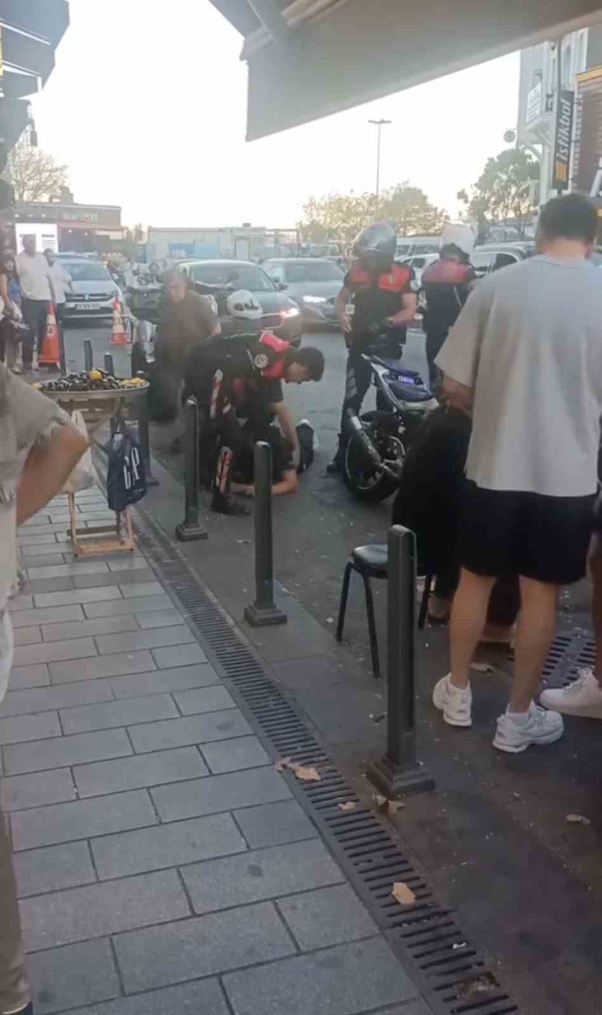 Sarıyer\'de plakasını katlayan motosikletli polisten kaçamadı, bir polis memuru yaralandı