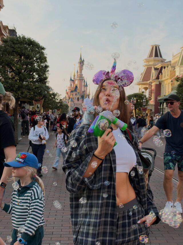 Serenay Sarıkaya çocukluğuna döndü! Disneyland’da renkli anlar