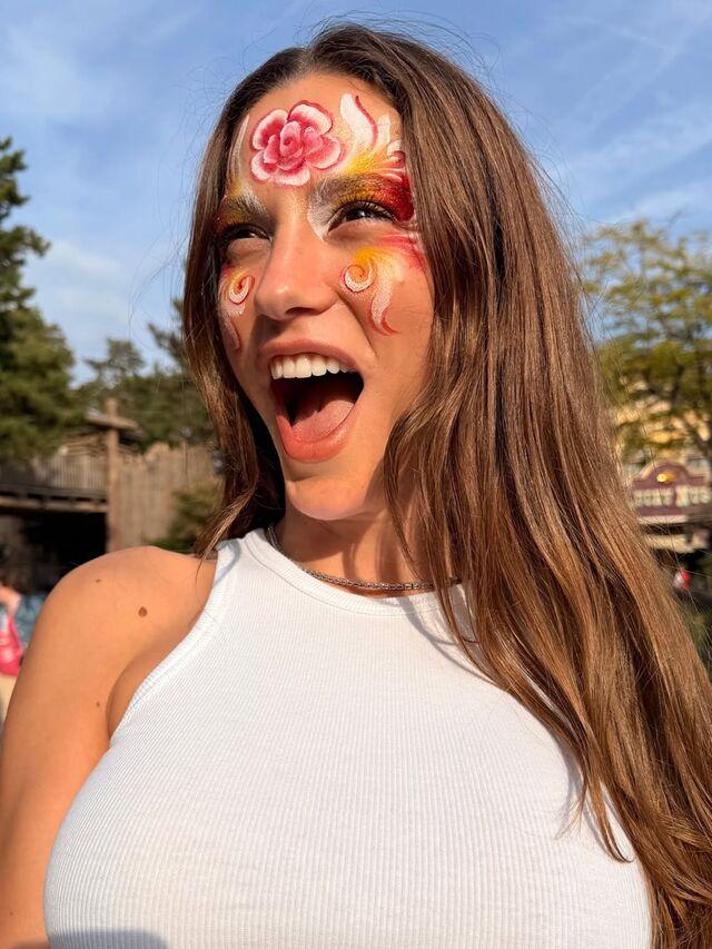 Serenay Sarıkaya çocukluğuna döndü! Disneyland’da renkli anlar