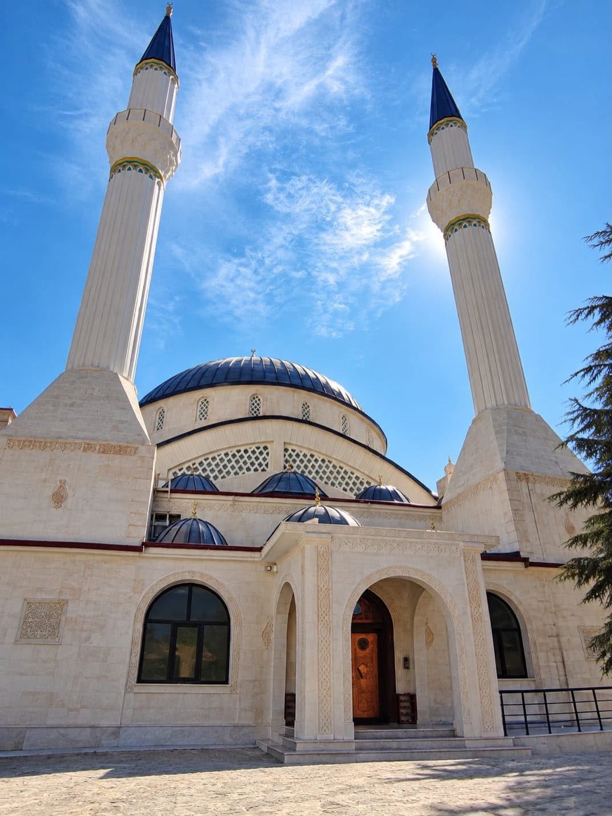 Sincik Kaymakamı Yıldız, tamamlanma aşamasındaki cami ve gençlik merkezini inceledi