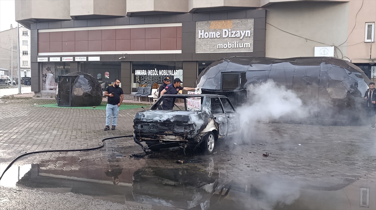 Sivas Şarkışla\'da çıkan yangında park halindeki otomobil kullanılamaz hale geldi