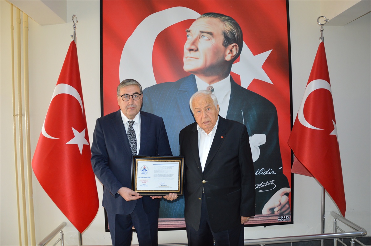 "Hala iyi insanlar var" dedirten hareket! 2 dairesini öğrenci bursu için bağışladı