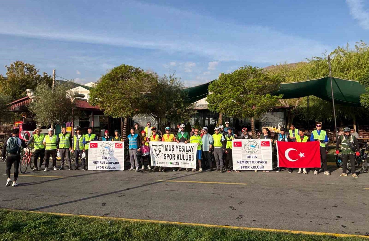 Bitlis Nemrut Jeopark turunda 50 bisikletçi Muş Murat Köprüsü\'ne 100 km pedalladı