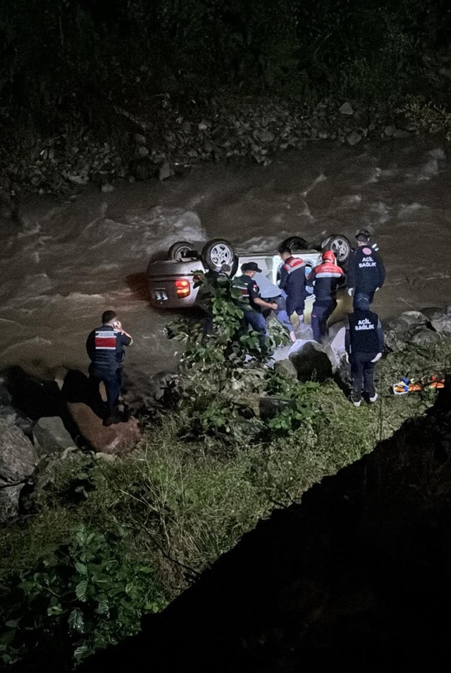 Dereye uçan otomobilde can pazarı! Sürücü kurtarılamadı
