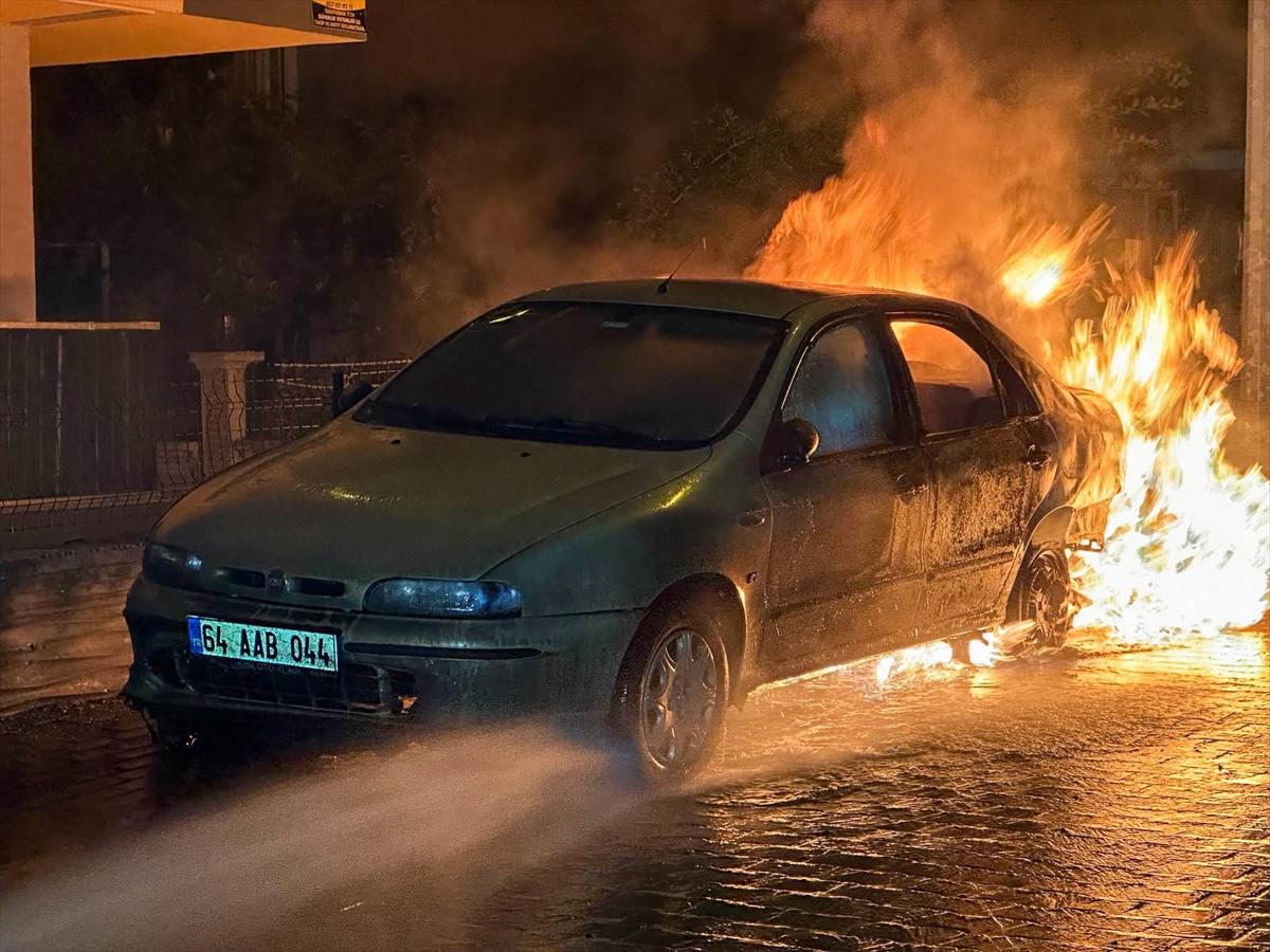 Uşak\'ta park halindeki otomobilde yangın hasara yol açtı, kundaklama şüphesi var