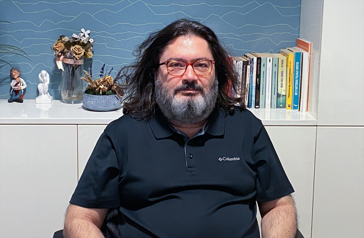 Doç. Dr. Tanır, bir sigara çekiminin bile gençlerde bağımlılığı tetiklediğini söyledi