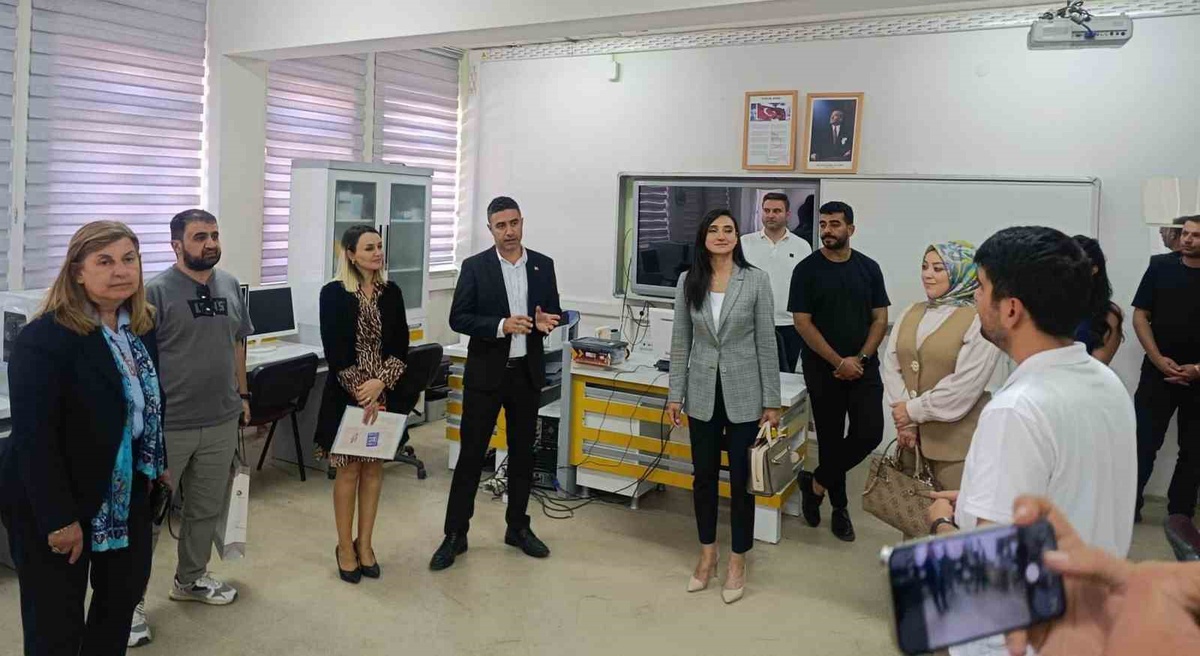 Van Gürpınar\'da öğrenciler VR ve elektronik deney setleriyle bilimle buluştu