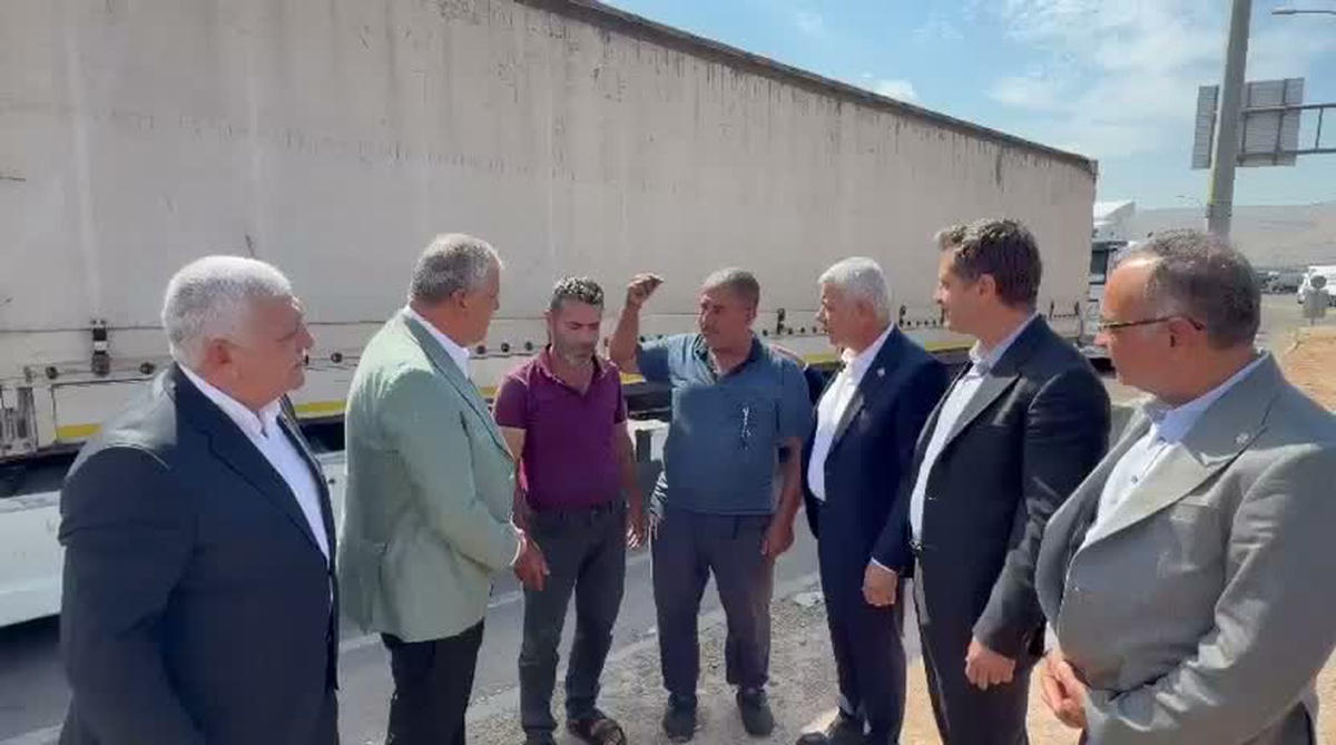 Cilvegözü\'nde 4 gündür bekleyen bir şoför \'namaz bile kılamıyoruz\' dedi