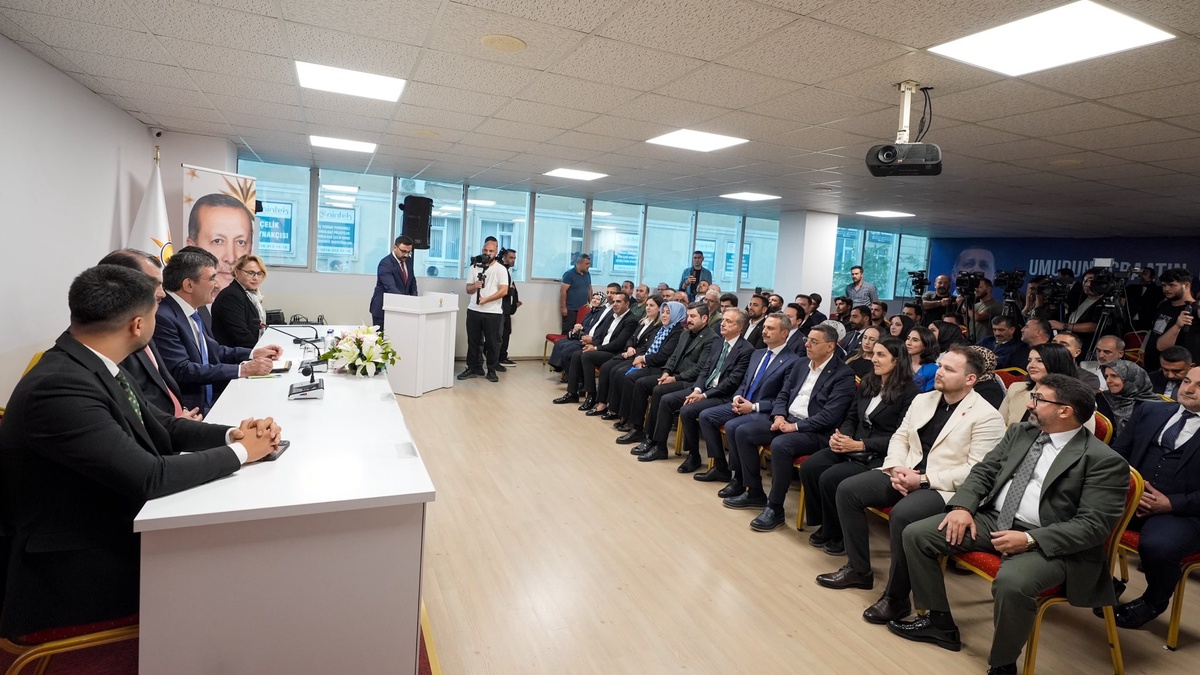 Cevdet Yılmaz, \'Dünya 5\'ten büyüktür\' sözünü adaletli dünya arayışı olarak açıkladı