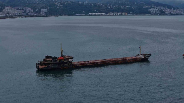 4 dron saldırısına uğrayan VOLGA-4007 hasarlı halde Trabzon açıklarında demirledi