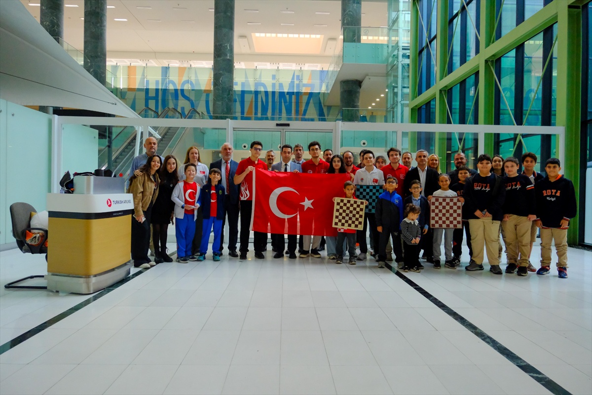 Milli satranççılar Semerkant\'taki olimpiyatın ardından İzmir\'de karşılandı