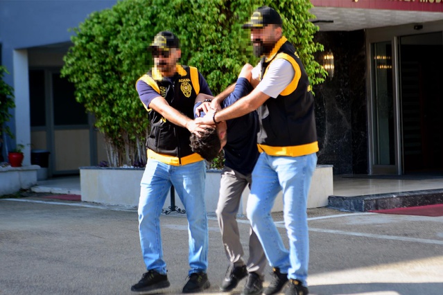 Adana'da 317 suçtan aranan firari hükümlü, saklandığı apartman dairesinde yakalandı