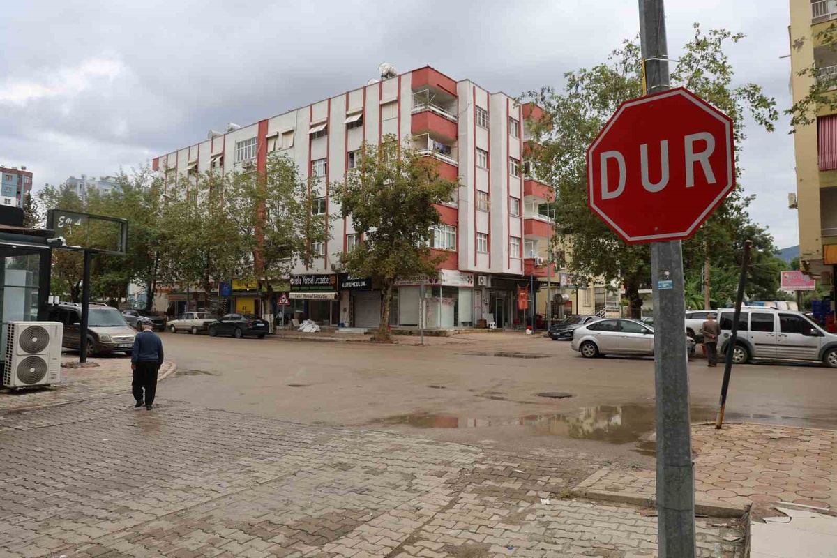 Adana Kozan\'da motosiklet kazası kameraya yansıdı, 17 yaşındaki sürücü ağır yaralandı