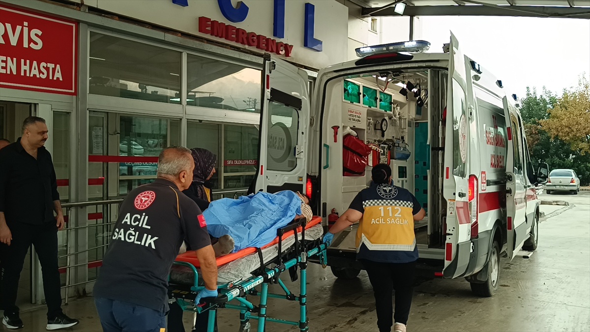 Adana Kozan\'da otomobille çarpışan motosikletin 17 yaşındaki sürücüsü ağır yaralandı