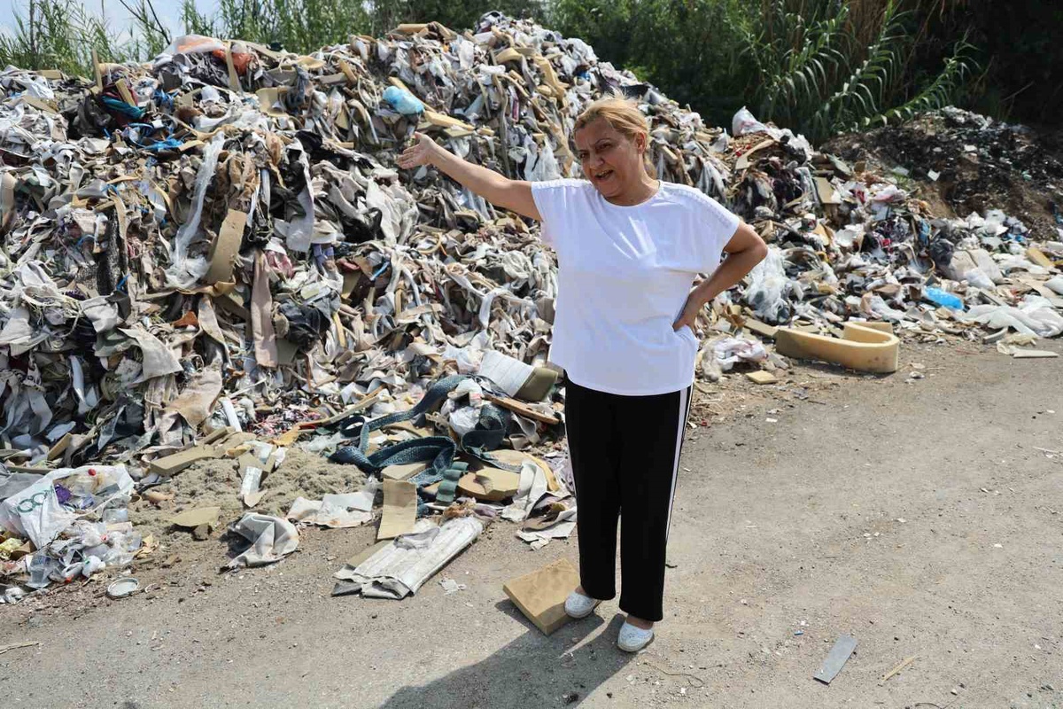 Adana Yüreğir\'de anaokulu önüne mobilya atığı dökülmesi kameraya rağmen sürüyor