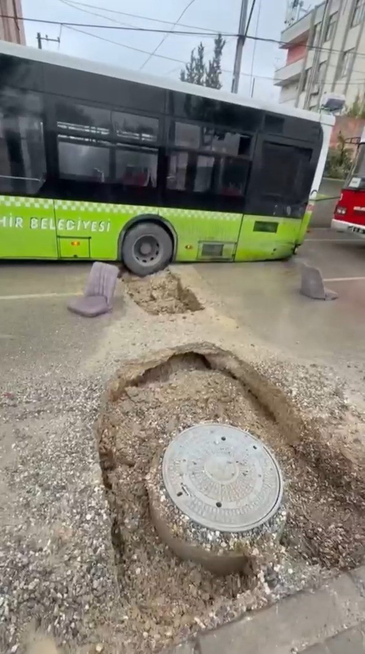 Adana Yüreğir\'de çukura düşen belediye otobüsü çıkarıldı, yaralanan olmadı