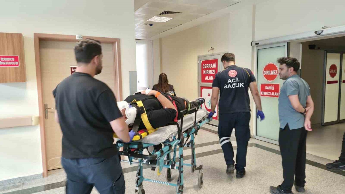 Adıyaman-Çelikhan karayolunda devrilen motosikletin sürücüsü hastaneye kaldırıldı