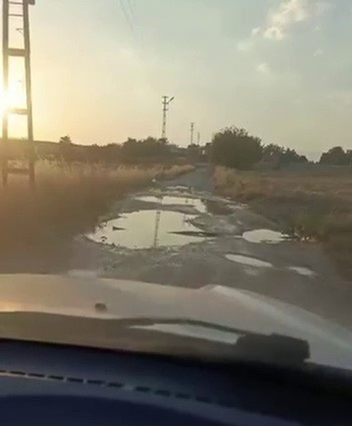 Adıyaman\'da çukurlaşan köy yolu için sürücüler İl Özel İdaresi\'nden çözüm bekliyor