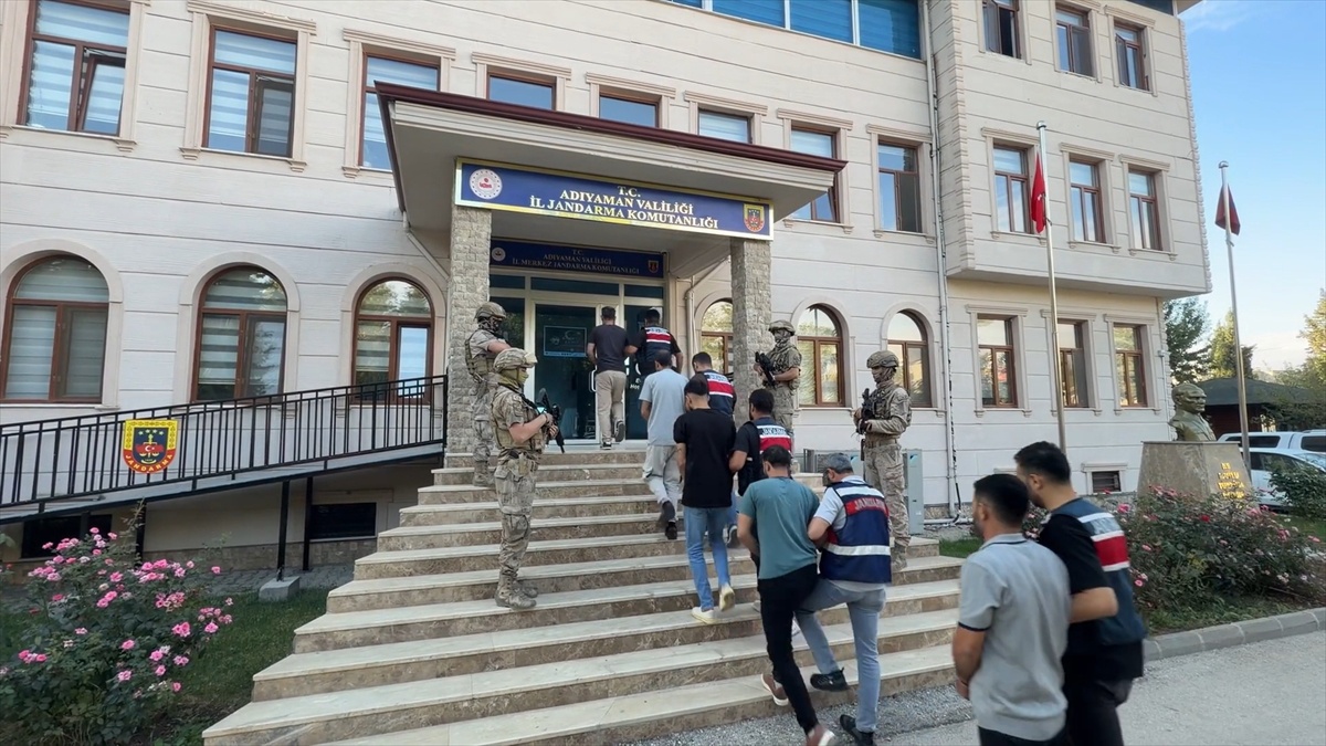 Adıyaman\'da jandarma, DEAŞ operasyonunda 5 Irak uyruklu şüpheliyi gözaltına aldı