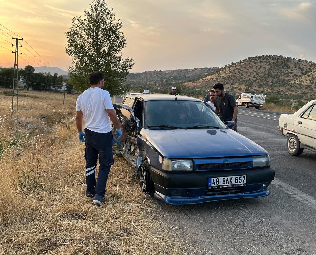 Adıyaman Gölbaşı\'nda minibüsle çarpışan otomobildeki 2 yaralı hastaneye kaldırıldı