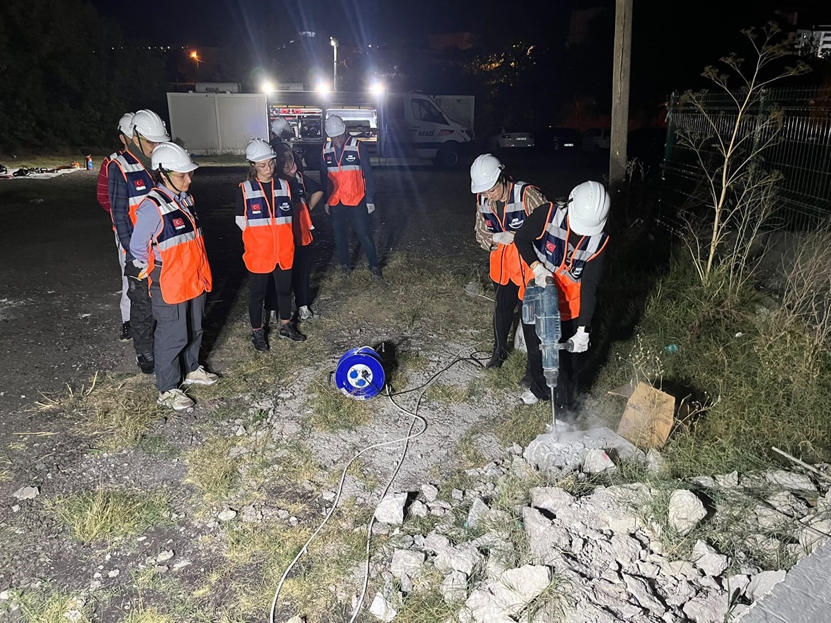 AFAD Tekirdağ gönüllüleri, 4 ve üzeri online eğitim sonrası saha eğitimi aldı
