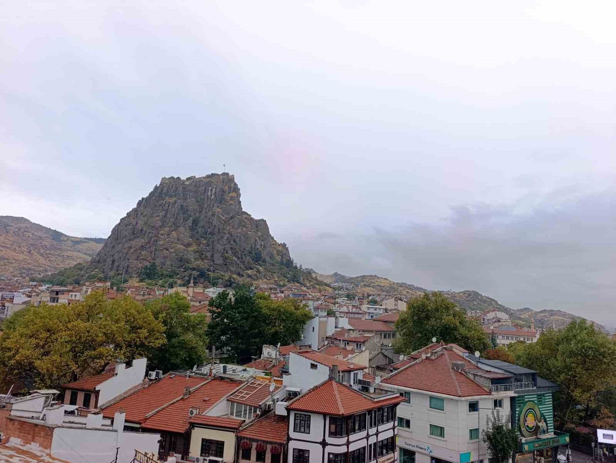 Afyonkarahisar\'da yağmurlu hava etkili, sıcaklık 10 dereceye kadar indi