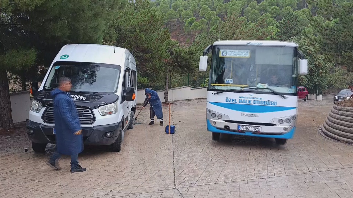 Amasya\'da sabah halk otobüsüyle çarpışan öğrenci servisinde 4 kişi yaralandı