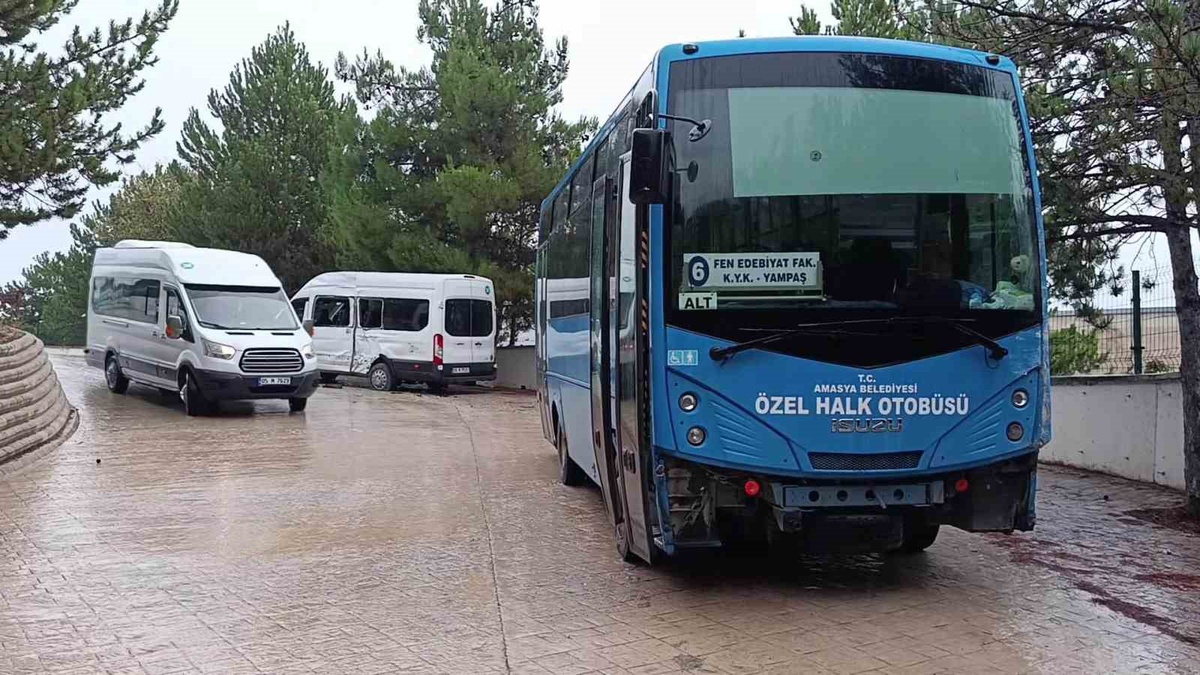 Amasya Üniversitesi önünde halk otobüsü ile minibüs çarpıştı, 4 öğrenci yaralandı