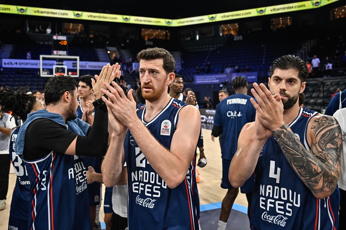 Saric ve James\'in etkili oyunuyla Anadolu Efes, Beşiktaş\'ı 95-81 mağlup etti