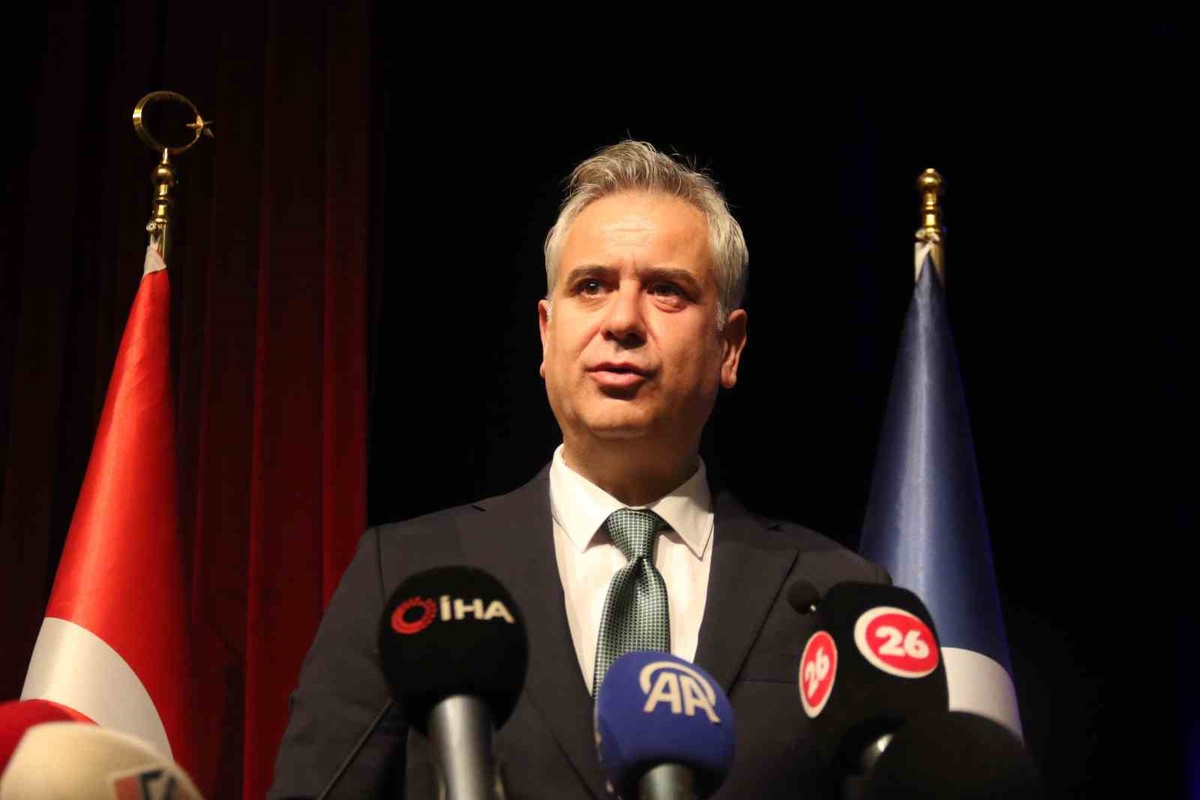 Yalçın, Anadolu Üniversitesi\'nde çipler üzerinden dijital soğuk savaşa dikkat çekti