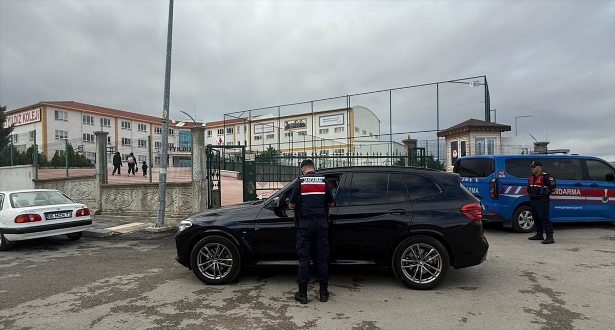 Ankara\'da jandarma 227 okul çevresinde denetim yapıp 1238 kişiyi sorguladı