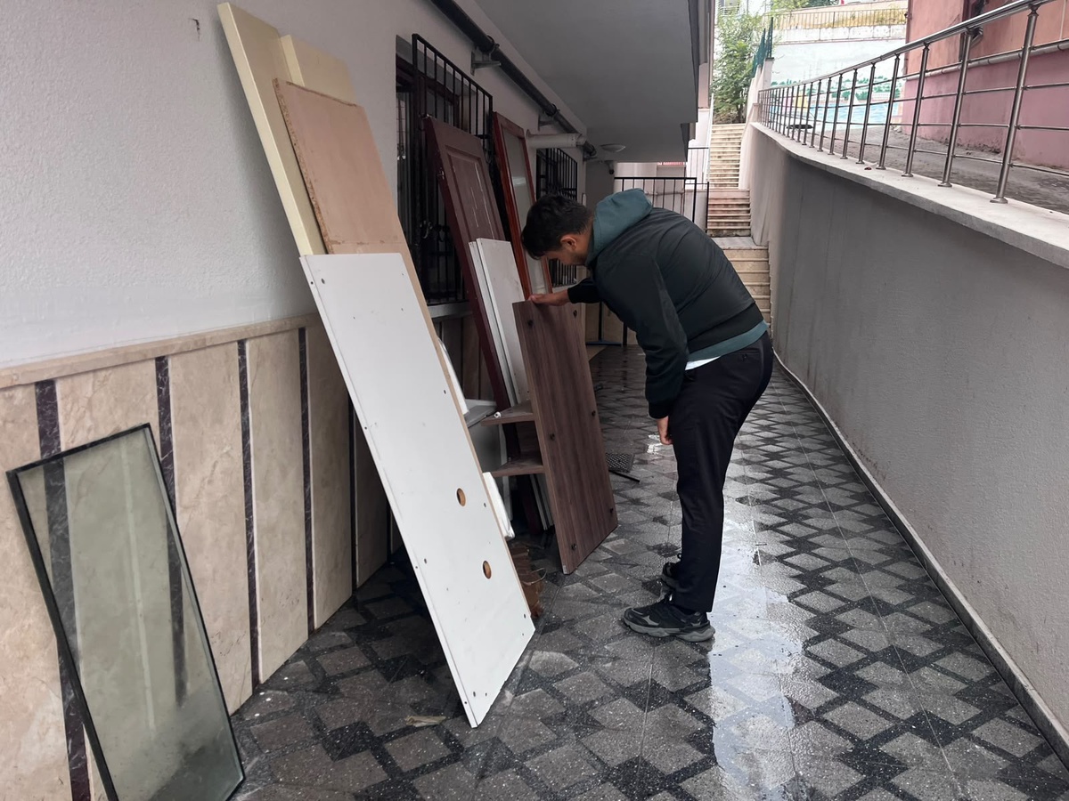Ankara Keçiören\'de rögar yine taştı, 20 otomobilin düştüğü sokakta evleri su bastı
